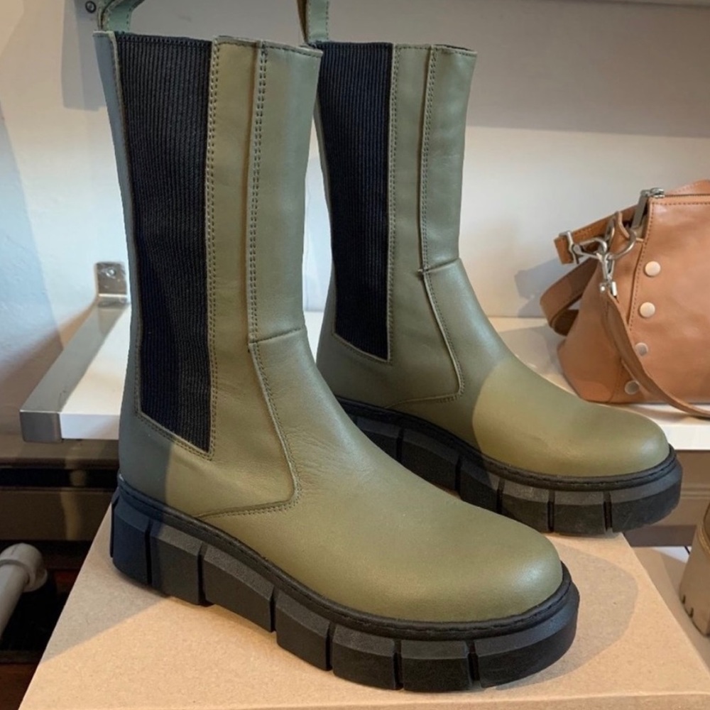 Alohas Armor Boots - Women’s size 37 (6.5)